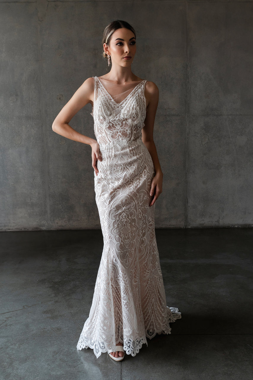 Vestido-de-novia-de-encaje-estilo-sirena-escote-en-V-8