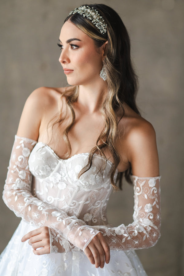 vestido-de-novia-corto-boda-civil-strapless-en-encaje-guantes-vestido-de-cambio-para-novia-10