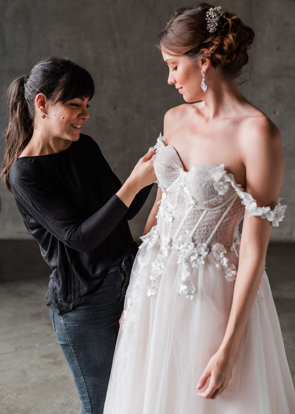 vestido-de-novia-estilo-princesa-con-abertura-en-la-pierna-mangas-caidas-con-flores-3d