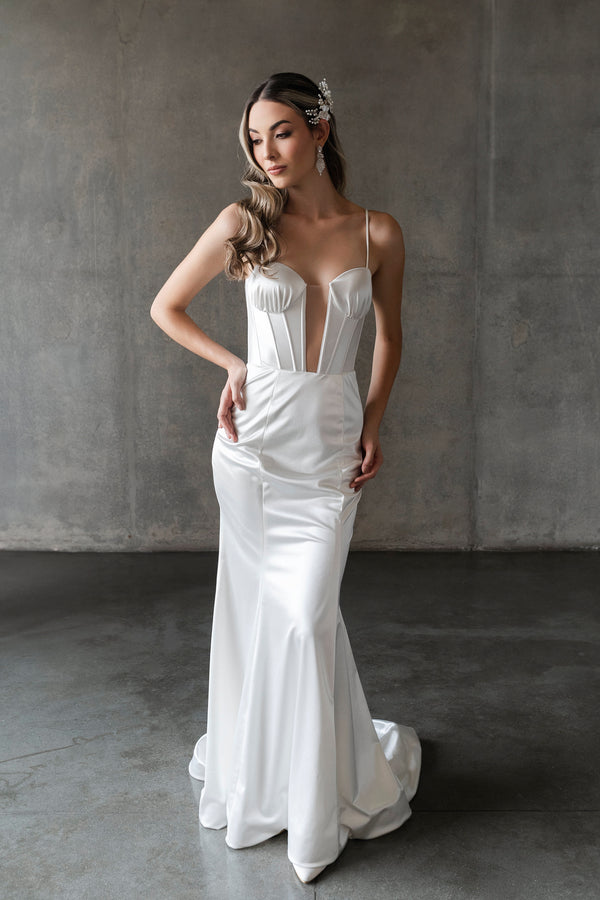 vestido-de-novia-estilo-sirena-con-escote-delantero-tela-lisa-corse-13
