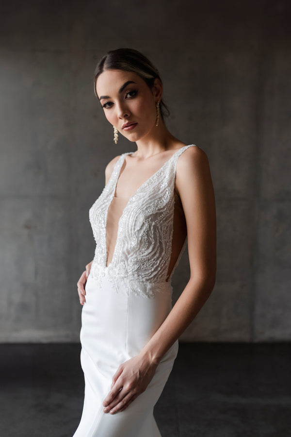 vestido-de-novia-estilo-sirena-escote-en-V-profunda-tela-lisa-abajo-y-encaje_en_el_top-13