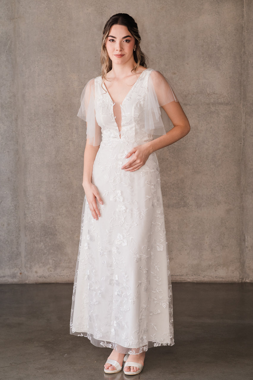Vestido-de-novia-de-linea-A-en-encaje-lboda-civil-una-3