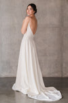 Vestido-de-novia-en-tela-lisa-co-escote-profundo-adelante-cola-mediaana-lia-gula-novias-2