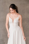 Vestido-de-novia-en-tela-lisa-co-escote-profundo-adelante-cola-mediaana-lia-gula-novias-3