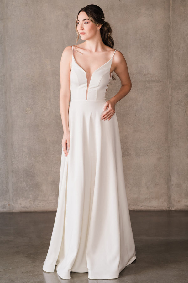 Vestido-de-novia-en-tela-lisa-co-escote-profundo-adelante-cola-mediaana-lia-gula-novias-4