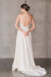 Vestido-de-novia-en-tela-lisa-co-escote-profundo-adelante-cola-mediaana-lia-gula-novias