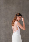 vestdo-de-novia-estilo-sirena-en tela-lisa-con encaje-escote-en-v-karina-2