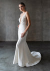 vestido-de-novia-estilo-sirena-escote-en-V-profunda-tela-lisa-abajo-y-encaje_en_el_top-12-Amanda