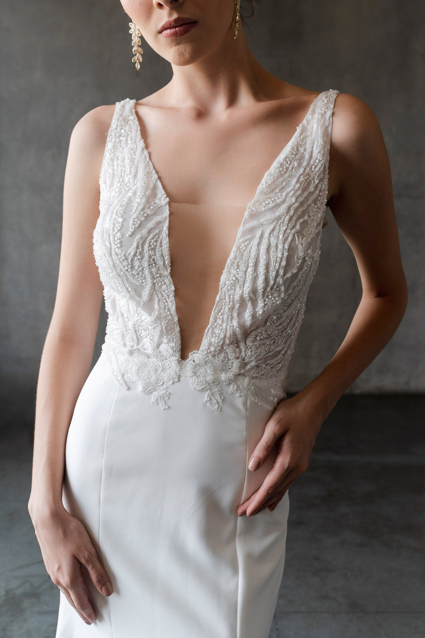vestido-de-novia-estilo-sirena-escote-en-V-profunda-tela-lisa-abajo-y-encaje_en_el_top-Amanda-10